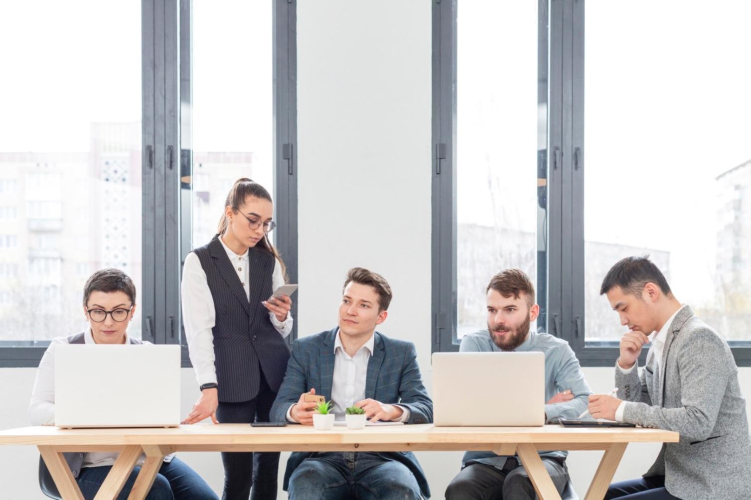 Detaillierte Finanzanalysen und Wachstumsprognosen auf dem Schreibtisch
